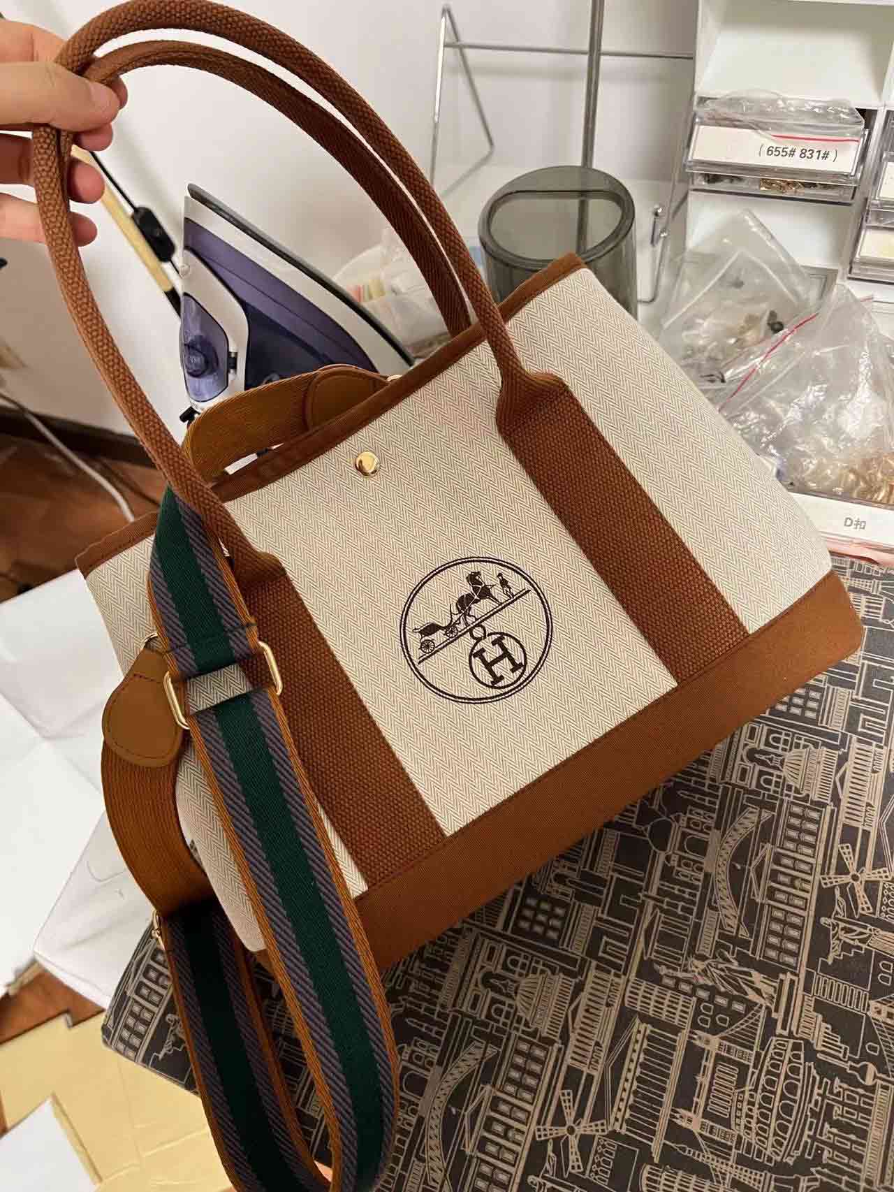 Housse de protection HERMÈS dustbag authentique grand format 54 x 60 cm Housse de protection HERMÈS dustbag authentique grand format 54 x 60 cm